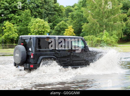 Auto versucht, gegen die Flut auf der Straße in Danzig, Polen zu fahren. Stockfoto