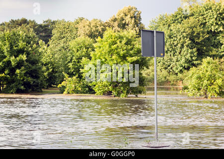 Straßenschild in Hochwasser in Danzig, Polen getaucht. Stockfoto