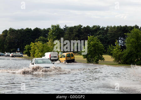 Autos, die versucht, gegen die Flut auf der Straße in Danzig, Polen zu fahren. Stockfoto