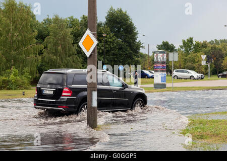 Auto versucht, gegen die Flut auf der Straße in Danzig, Polen zu fahren. Stockfoto