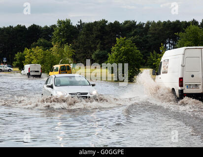 Autos, die versucht, gegen die Flut auf der Straße in Danzig, Polen zu fahren. Stockfoto