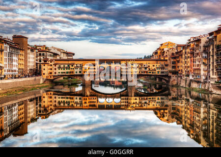 Brücke Ponte Vecchio in Florenz, Italien. Arno Fluss unter romantischen Himmel Stockfoto