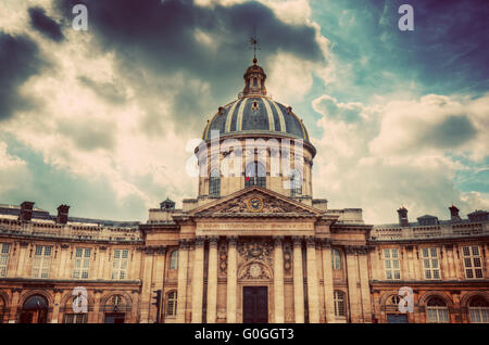 Institut de France in Paris. Berühmte Kuppel, Kuppel gegen Wolken Stockfoto