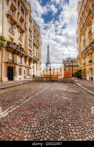Eiffelturm gesehen von der Straße in Paris, Frankreich.  Kopfsteinpflaster Stockfoto