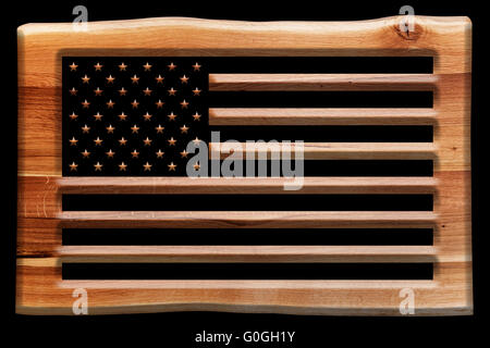 Die USA-Flagge in ein Holzbrett, isoliert auf schwarz Platte geschnitten. Stockfoto