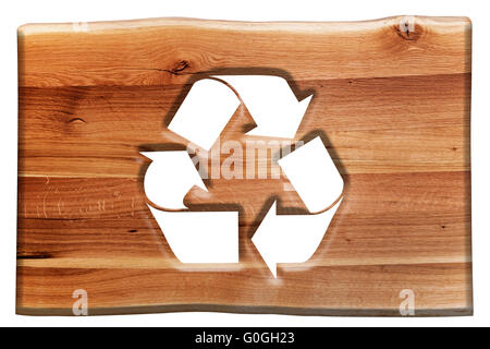 Recycling-Zeichen, Symbol in Holzbrett isoliert auf weiss geschnitten. Stockfoto
