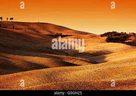 Toskana, Italien Landschaft bei Sonnenuntergang. Malerische Hügel mit Licht und Schatten. Stockfoto