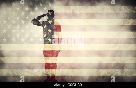 Doppelbelichtung salutieren Soldaten auf USA-Grunge-Flagge. Patriotische design Stockfoto