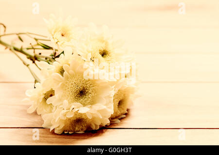 Bouquet von frischen Frühlingsblumen auf rustikalen Holz. Jahrgang Stockfoto