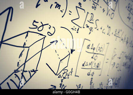 Komplexe mathematische Formeln auf Whiteboard. Mathematik und Naturwissenschaften mit Wirtschaftswissenschaften Stockfoto