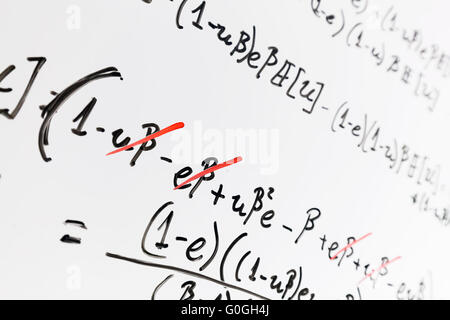 Komplexe mathematische Formeln auf Whiteboard. Mathematik und Naturwissenschaften mit Wirtschaftswissenschaften Stockfoto