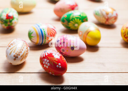 Bunte handbemalte Ostereier auf Holz. Einzigartige handgefertigte, Vintage-Design. Stockfoto