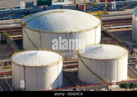 Drei weiße Lagertanks im Hafen gesehen Stockfoto