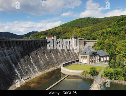 Edersee mit Wasserkraftwerk und Schloss waldeck Stockfoto