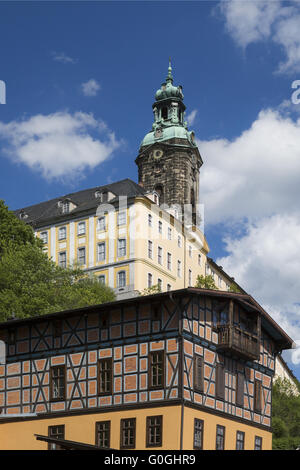 Auf der Suche nach Heidecksburg Rudolstadt mit Fachwerkhaus im Vordergrund, Thüringen, Stockfoto