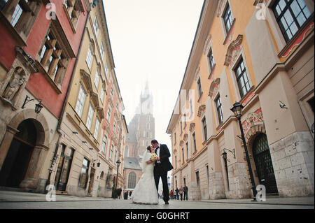 Junge elegante und herzhaften Hochzeitspaar in Liebe auf den Straßen von Krakau, Polen Stockfoto