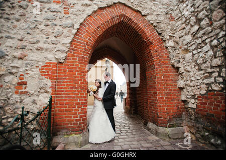 Junge elegante und herzhaften Hochzeitspaar in Liebe auf den Straßen von Krakau, Polen Stockfoto