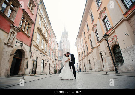 Junge elegante und herzhaften Hochzeitspaar in Liebe auf den Straßen von Krakau, Polen Stockfoto