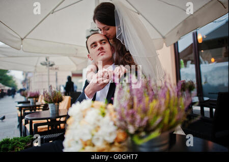 Junge elegante und herzhaften Hochzeitspaar in Liebe auf den Straßen von Krakau, Polen Stockfoto