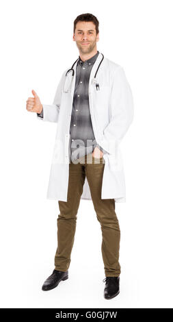 Glücklich männlichen Arzt zeigt Daumen oben isoliert auf weißem Hintergrund Stockfoto