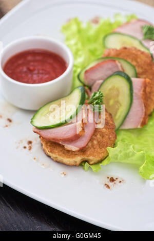 Pfannkuchen mit Schinken und Gurke Stockfoto