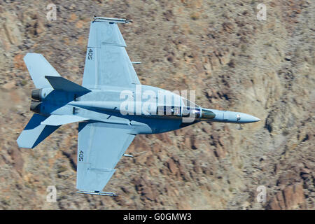 Schuss von ein Vereinigte Staaten Marine F/A-18F Super Hornet in geringer Höhe entlang einer Wüste Schlucht hautnah. Stockfoto