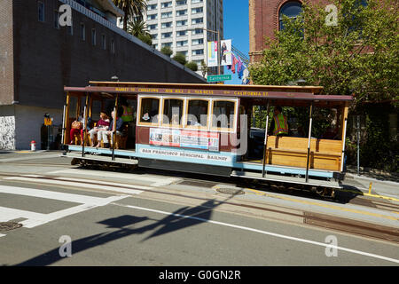 TravelSan Francisco Seilbahn erklimmen California Street auf Nob Hill. Stockfoto