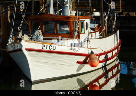 Traditionelle hölzerne Fischerboote vertäut In Fishermans Wharf, San Francisco. Stockfoto