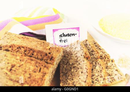 Holzbrett mit hausgemachten, glutenfrei Vollkorn Brot aus Reis und Mais, isoliert Stockfoto