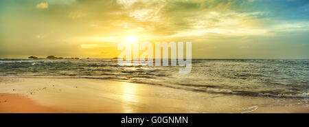 Sonnenuntergang über dem Meer. Panorama Stockfoto