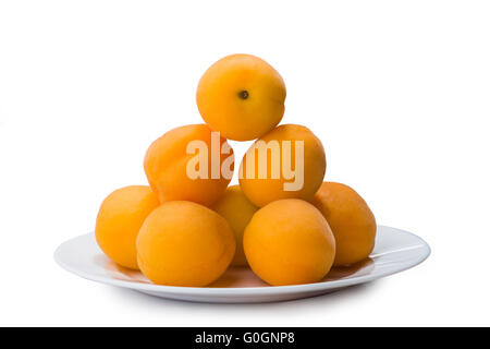gelber Pfirsich Scheiben auf Platte isoliert auf weiss Stockfoto