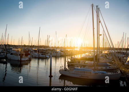 Boote und Yachten im Hafen bei Sonnenuntergang angedockt Stockfoto