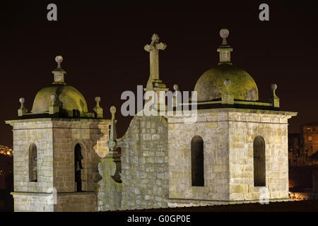 Kathedrale von Porto mit Beleuchtung Stockfoto