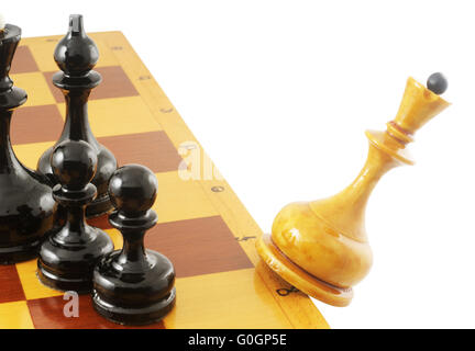 Fallenden weiß Schach Königin von Schachbrett isoliert auf weiss Stockfoto