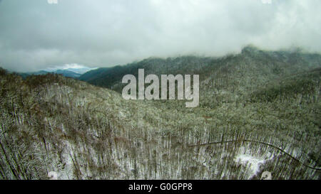 Blick auf Berge und die Landschaft mit Schnee bedeckt Stockfoto