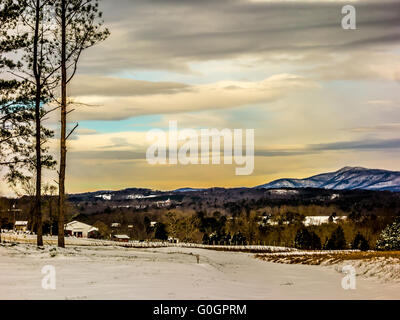 Winterlandschaft und Schnee bedeckte Straßen in den Bergen Stockfoto