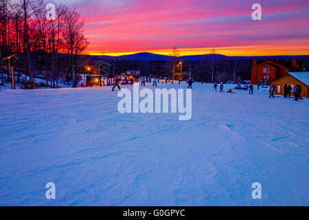 feurigen Himmel bei Sonnenuntergang über der Waldgrenze Ski Resort West virginia Stockfoto