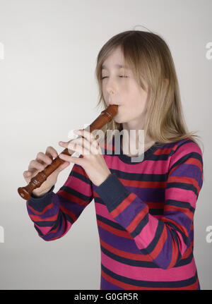 kleine Mädchen spielen recorder Stockfoto