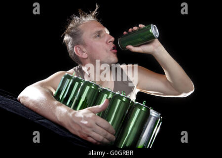 Kater. Der Mann prüft, ob es kein Tropfen Bier in der Dose gibt Stockfoto