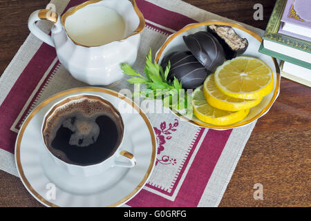 Still-Leben: eine Tasse schwarzen Kaffee auf dem Tisch. Stockfoto