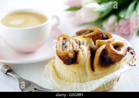 Zimtschnecke und Kaffee Stockfoto