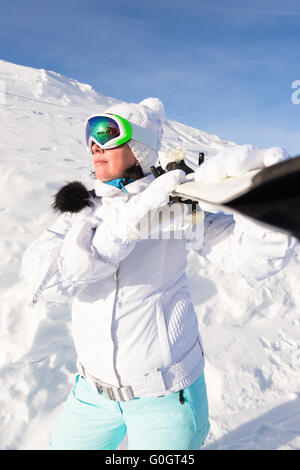 Frau Skifahrer in den Bergen Stockfoto