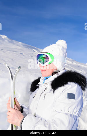 Frau Skifahrer in den Bergen Stockfoto