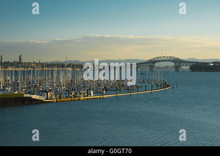 Boote und Yachten im Hafen angedockt Stockfoto