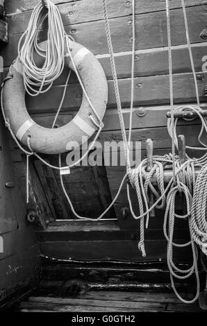 Rote Lifering auf einer yacht Stockfoto