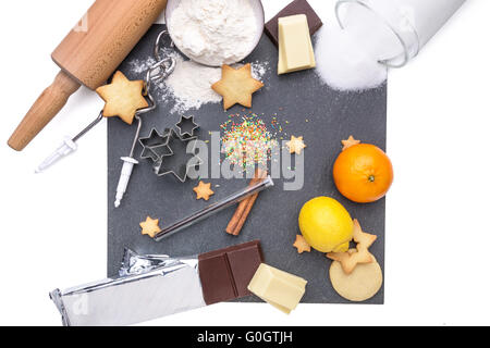 Platte aus Schiefer mit verschiedenen Weihnachten Objekte um ihn herum. Stockfoto