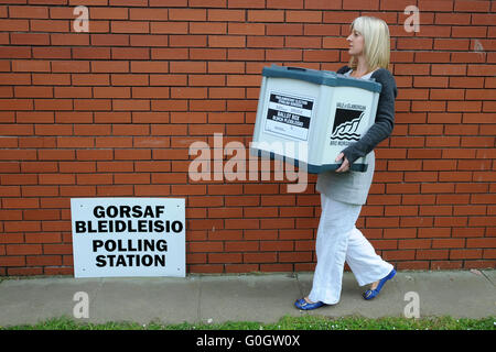 Ein Rat Arbeiter trägt Wahlurnen voller Stimmen bei der Parlamentswahl Auszählung in Barry, South Wales. Stockfoto