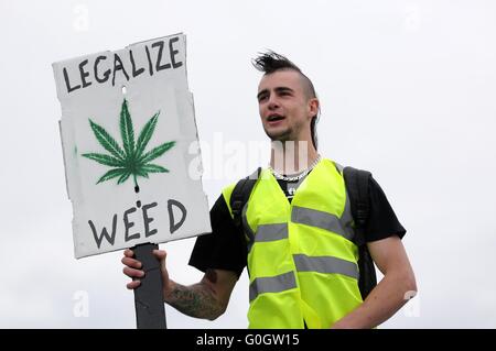 Legalise Cannabis Aktivistin hält ein Schild während eines Marsches Legalise Weed. Stockfoto