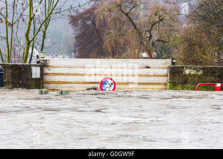 Hochwasserschutz nach starken Regenfällen Stockfoto