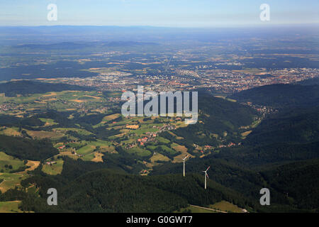 Wind Energie Anlagen im Schwarzwald in der Umgebung von Freiburg Stockfoto